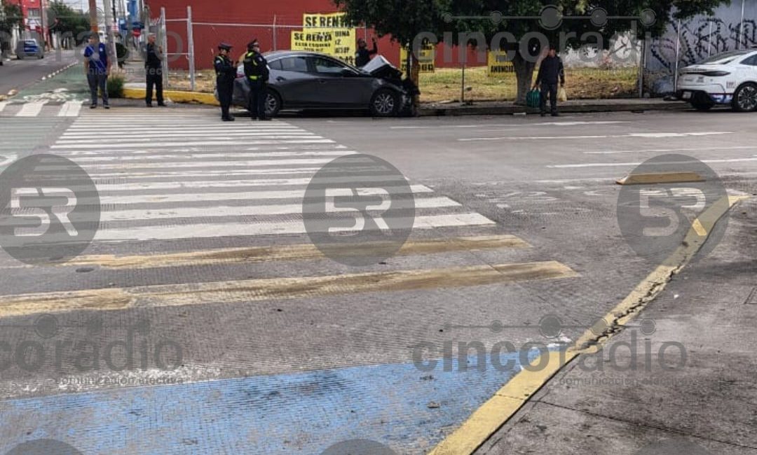 Accidente vial en Puebla: conductor pierde el control en intersección clave
